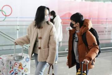 41歲董潔帶娃現身機場，穿四萬外套顯闊氣，12歲兒子眉眼似潘粵明