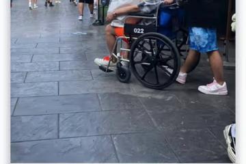 王思聰懷疑自己不想走路坐在輪椅上,盤腿坐著會很過癮,身邊都是美女