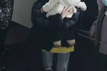 章子怡抱娃上街，四歲女兒顏值勝過母親，婆婆終日擔心孫女受虐待