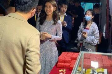 章澤天因顏值再上熱搜,路人視角顏值抗打,不愧是「奶茶妹妹」