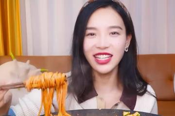 網紅小北餓了不理鏡頭換衣服,吐槽婚宴席位不足,網友:想看姐夫