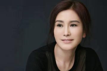 丈夫捧紅小23歲嬌妻後去世，妻子至今未嫁，娛樂圈難得的真情