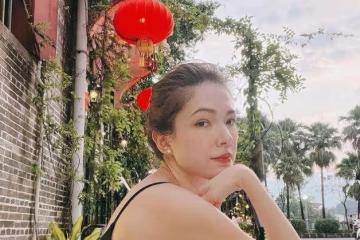 許瑋甯疑似到邱澤老家過中秋節，在大紅燈籠下面拍照片