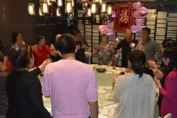 婆婆過生日我包2000，卻遭妯娌諷刺200，我拆開她紅包後傻眼了