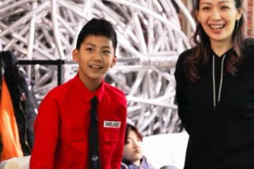 再次被胡軍兒子給帥到了,素顏現身劇組探班父親,眉清目秀很陽剛