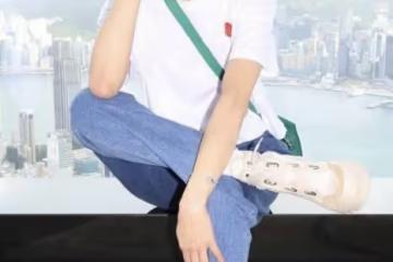 鍾嘉欣返港製造回憶殺,見完林文龍,再與《護花危情》拍檔敘舊