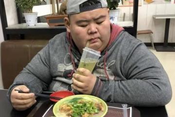 他是中國第一胖子,重668斤,為愛減掉400斤,如今怎樣了