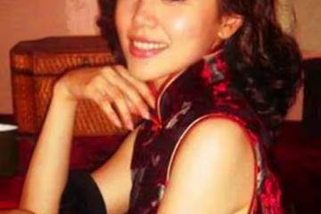 出道22年不紅，33歲痛失丈夫，如今42歲不演戲專陪女兒