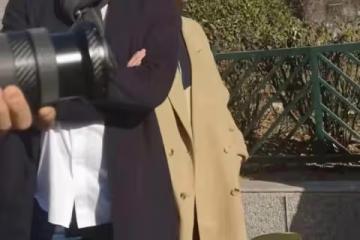 高圓圓回母校被拒之門外，被學生誤會成小網紅，站路邊表情顯無奈