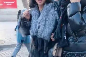 金星罕見帶女兒逛街被偶遇，養女穿著打扮似土豪，顏值被誇超高