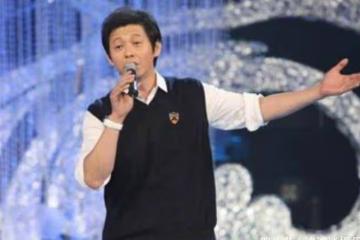 他主持過春晚與董卿相戀，曾經很是輝煌，如今56歲風光不再了