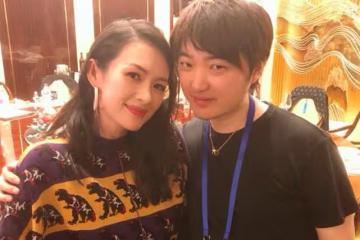 汪峰帶老婆出席活動,章子怡與男方合影勾肩搭背,不懼媒體和老公