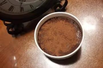 只用四種材料就可以做巧克力冰山熔岩（無奶油）