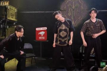 陳小春彌補了自己的過失,「美男」策略非常成功,張智霖垂下腰身,非常的低下