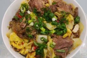 白菜牛肉燴粉絲，最快速度完成一道硬菜！