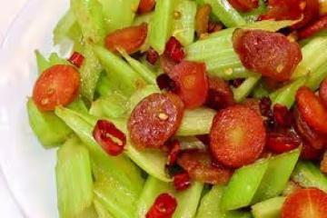 「辣熗芹菜臘腸」老公最喜歡吃的芹菜做法～簡單快速，重點也很下飯！