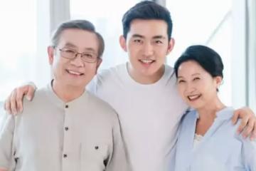 「兒子，你工資4萬，憑啥不敢和她離婚」兒子一句話母親啞口無言