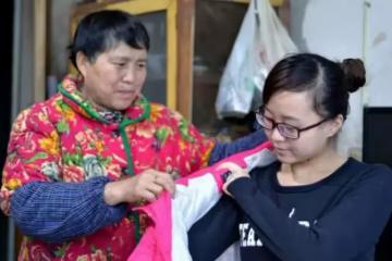 母親到兒子家住經常要錢花,被兒媳趕走,到了女兒家,母親卻送錢