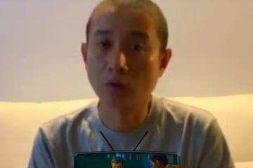 文章近況變化太大,穿粉短褲配絲襪演丑角,菱角被磨平向生活低頭