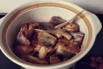 蒜香焗鮰魚，上桌秒搶完