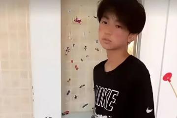 張柏芝給Quintus量身高,小帥哥剛睡醒一臉無奈,表情很可愛
