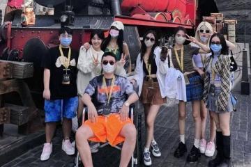 王思聰辭去萬達董事一職,成為探店博主?開頂級車,帶兩個美女去商場