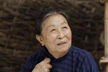 57歲出道72歲成名,住40平米房,今83歲接戲為兒子還房貸