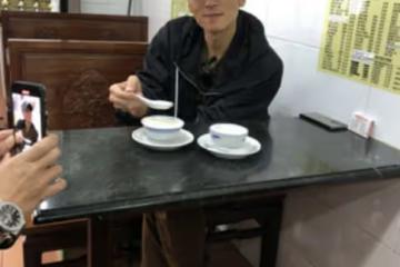 41歲的謝霆鋒在一家餐廳露面!翹著腿打扮路人