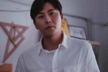 秦昊帶老婆聚餐惹爭議,私下牽手同桌女生被拍,網友喊話注意影響