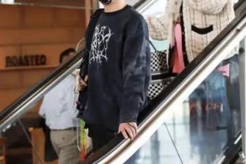 大張偉與老婆走機場,兩人形象氣質超級搭,婚前曾多年同甘共苦!