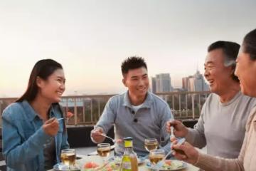 老公出差，我帶著女兒去鄉下婆婆家，卻發現老公欺騙了我四年