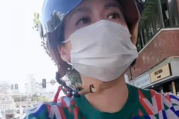知名女星騎電動車接娃放學,每天坐地鐵出行,老公被曝是圈外富豪
