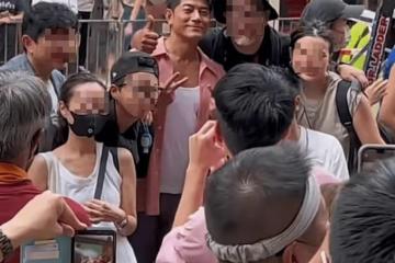 郭富城街頭跳舞被圍觀，56歲穿粉衫顯年輕，笑著與民眾合影