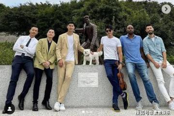毛加恩在高以翔墓地合影，二哥高宇橋帶著寵物狗一同出席