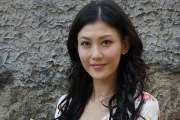 她替父還債17歲出道，賣力拍戲賺足八千萬，卻情路坎坷至今單身