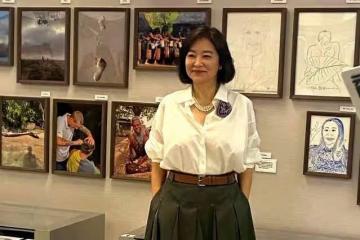 林青霞穿百褶裙出席講座，68歲狀態很優雅，素顏裝扮也迷人