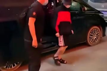 李易峰被釋放回公司：全程用帽子遮臉，整個人已經憔悴不堪