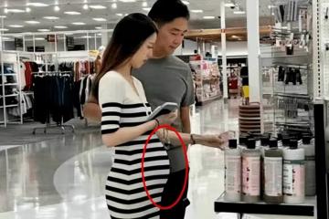 章澤天懷二胎,挺大肚子和東哥逛商場,夫妻牽手十分恩愛