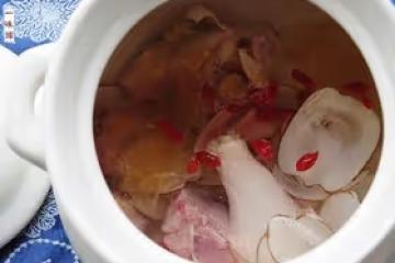 花膠瑤柱海底椰燉雞湯