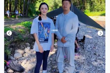 42歲姚晨帶娃山間野營,穿健美褲身材十分骨感,不化妝皮膚超白嫩