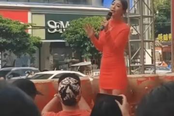 給男網紅夾菜，盛飯，擦嘴，還送飛吻，李彩樺商演低姿態爭議不斷