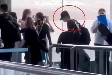 王一博現身北京,心情沮喪低頭走出機場,《長空》撤檔他也很難過