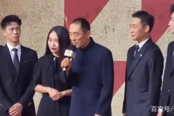 張藝謀大女兒出席金雞獎,塗紅唇穿長裙顏值高,與陳道明後台熱聊