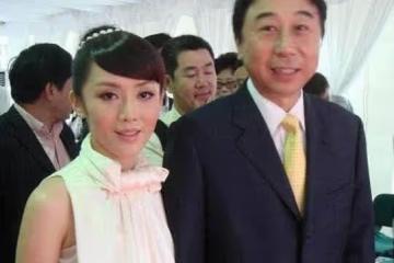 62歲馮鞏妻子曝光，原來這麼漂亮，夫妻恩愛36年