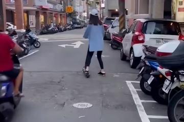 林心如在街頭玩滑板，霍建華充當攝影師，夫妻互動像一對小情侶