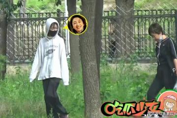 周冬雨在公園摘桑葚引發熱議,網友在留言區多次提到劉昊然