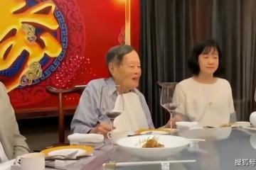 楊振寧辦100歲壽宴，感謝翁帆18年的陪伴，夫妻一起慶祝百歲壽宴