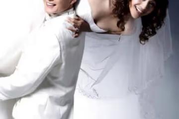 曹穎曬全家福慶結婚紀念日，11歲兒子個子超醒目，三雙長腿太吸睛