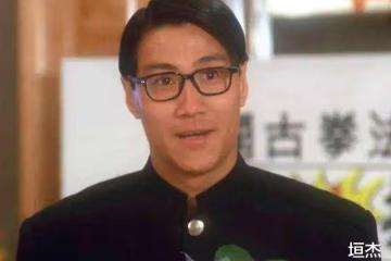 香港是大反派之一,梅艷芳的第一位男友,靠周星馳火了近30年