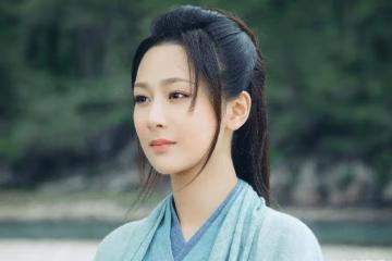 胡杏兒曬一家合照，一家三口擺同款姿勢超幸福，兒子顏值超高像媽媽